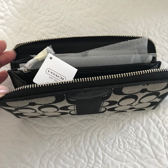 Coach Wallet - Picture 4 of 4